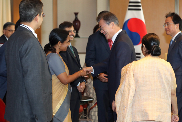 문재인 대통령이 인도 국빈방문 이틀째인 9일(현지시간) 인도 뉴델리 오베로이 호텔에서 수슈마 스와라지 외교장관을 접견 하며 인도측 관계자와 인사하고 있다. 2018. 7. 9 뉴델리=도준석 기자 pado@seoul.co.kr