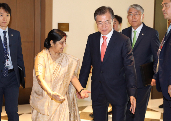 문재인 대통령이 인도 국빈방문 이틀째인 9일(현지시간) 인도 뉴델리 오베로이 호텔에서 수슈마 스와라지 외교장관과 접견을 위해 입장 하고 있다. 2018. 7. 9 뉴델리=도준석 기자 pado@seoul.co.kr