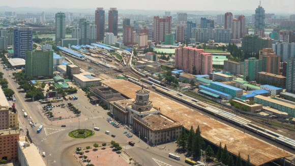 5일 오전 고려호텔에서 내려다 본 평양역과 인근 도시의 모습.  사진공동취재단