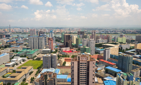 4일 오전 평양 고려호텔에서 내려다본 시내의 모습.  사진공동취재단