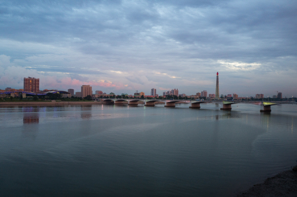 4일 오후 평양 옥류관에서 바라본 대동강 석양.  사진공동취재단