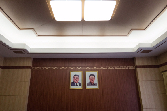 4일 오후 평양 고려호텔 면담실에 걸려 있는 김일성 주석, 김정일 국방위원장의 초상 사진.  사진공동취재단