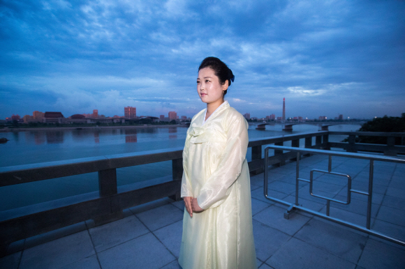 4일 오후 평양 대동강 옆에 있는 옥류관의 봉사원.  사진공동취재단