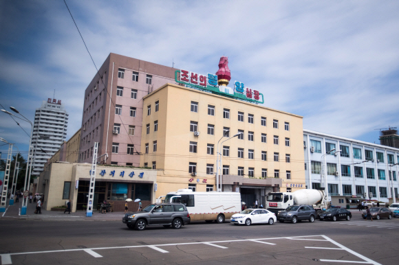 6일 오전 평양역 맞은편에 세워진 건물에 ‘평양 조선의 심장’이라는 선전 문구와 상징물이 세워져 있다.  사진공동취재단