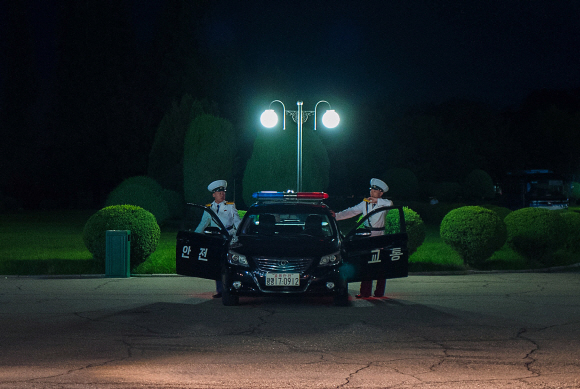 6일 오후 평양 인민문화궁전에서 남측 방북단을 안내하기 위해 북측 교통경찰이 차량 탑승을 하려하고 있다.  사진공동취재단