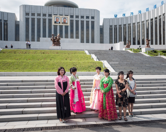 6일 오전 평양 만경대학생소년궁전에서 안내원들이 남측 방문객들을 기다리고 있다.  사진공동취재단