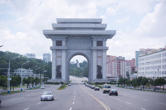 3일 오후 평양 시내에 세워진 개선문으로 남측 방북단이 지나가고 있다. 개선문은 1982년 4월 14일 제막되었다.  사진공동취재단