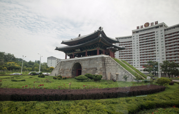 4일 오전 평양 중구역 시내에 있는 보통문의 모습. 보통문은 북측의 국보 제 2호로 고구려 시대 1473년에 지어졌다.  사진공동취재단
