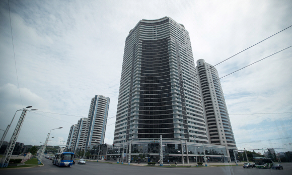 4일 평양 창전거리에 세워진 주상복합 고층 빌딩.  사진공동취재단