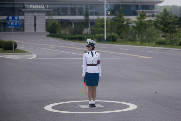 [포토인사이트] 교통정리하는 경찰