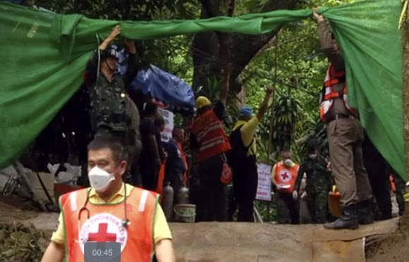 8일 태국 북부 치앙라이 주 탐루앙 동굴에서 구조된 한 소년이 들것에 실려 나오는 모습. AP 연합뉴스