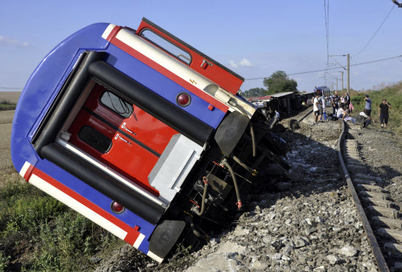 터키 열차 탈선… 최소 24명 사망·338명 부상