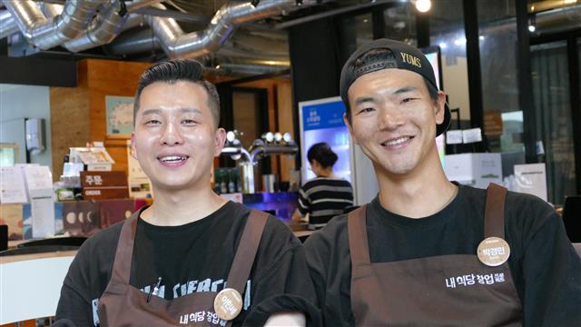 제주에서 자신의 꿈을 요리하는 청년 셰프 박경민(오른쪽)씨와 이민세씨. 서귀포 제주올레여행자센터 1층 식당에서 창업을 위한 실전을 펼치고 있다.