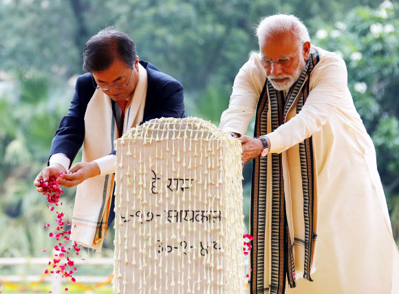 간디 기념비 헌화하는 문 대통령