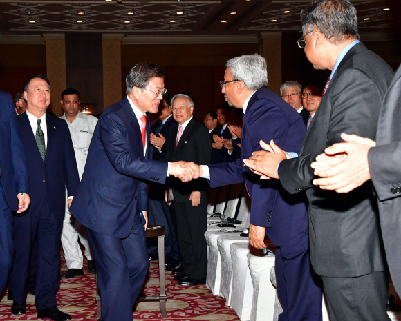 문재인 대통령이 9일(현지시간) 인도 뉴델리 타지팰리스 호텔에서 열린 한·인도 비즈니스 포럼에 참석해 인도 기업인들과 악수하고 있다. 왼쪽은 박용만 대한상공회의소 회장, 문 대통령 오른쪽은 손경식 한국경영자총협회장. 뉴델리 도준석 기자 pado@seoul.co.kr