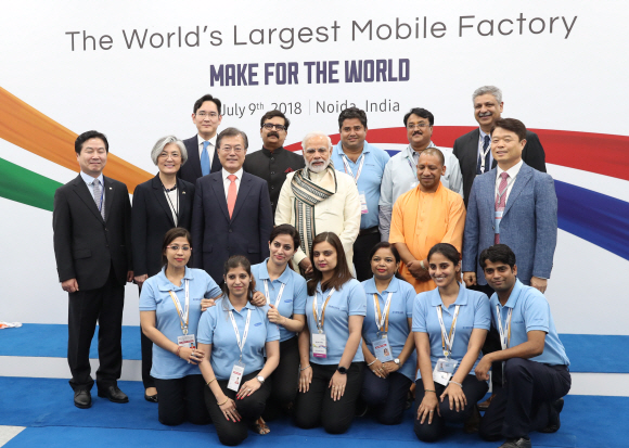 문재인 대통령이 인도 국빈방문 이틀째인 9일(현지시간) 인도 뉴델리 우타르프라데시주 노이다 신공장 준공식에  참석한 가운데 문재인대통령 나렌드라 모디 이재용 부회장 과 공장내부를 둘러보고 있다.  2018.07.09. 뉴델리(인도)=청와대사진기자단