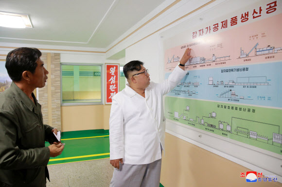 김정은 북한 국무위원장이 삼지연군 감자가루생산공장을 방문했다고 조선중앙통신이 보도했다. 2018.7.10 평양 조선중앙통신=연합뉴스