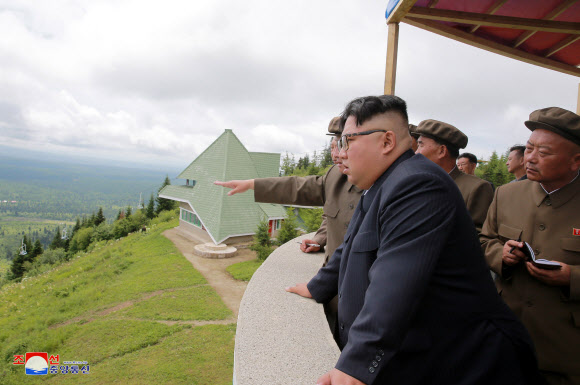 김정은 북한 국무위원장이 양강도 삼지연군의 생산현장과 건설현장을 시찰했다고 조선중앙통신이 10일 보도했다. 2018.7.10 평양 조선중앙통신=연합뉴스