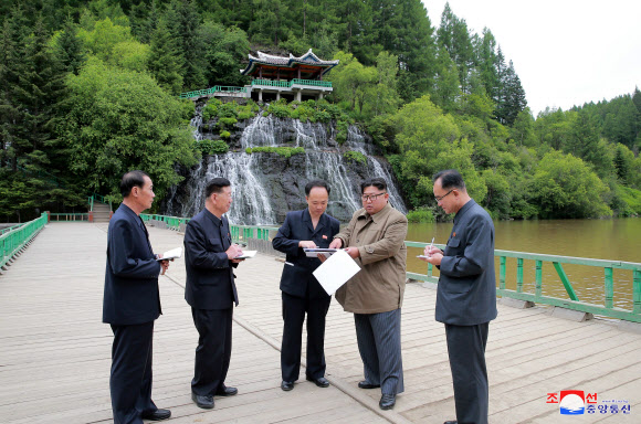 김정은 북한 국무위원장이 양강도 삼지연군의 생산현장과 건설현장을 시찰했다고 조선중앙통신이 10일 보도했다. 2018.7.10 평양 조선중앙통신=연합뉴스