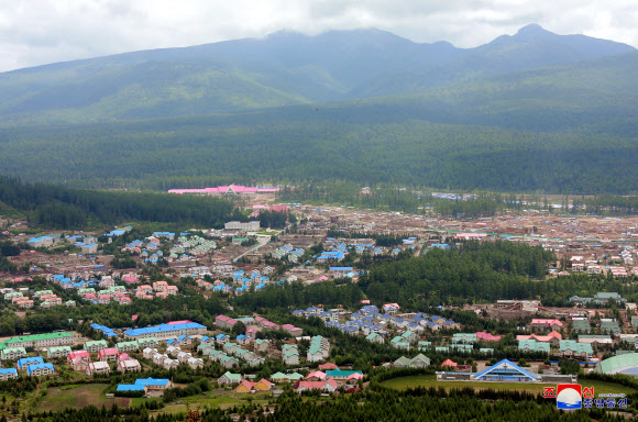 김정은 북한 국무위원장이 양강도 삼지연군의 생산현장과 건설현장을 시찰했다고 조선중앙통신이 10일 보도했다. 2018.7.10 평양 조선중앙통신=연합뉴스