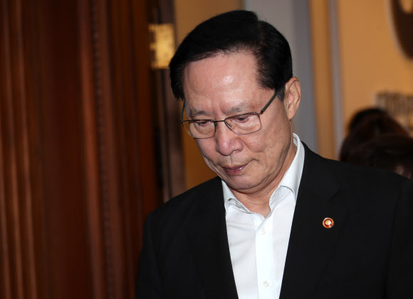 송영무 국방부 장관이 10일 서울 세종로 정부서울청사에서 열린 국무회의에 고개를 숙이며 참석하고 있다. 2018.7.10  연합뉴스