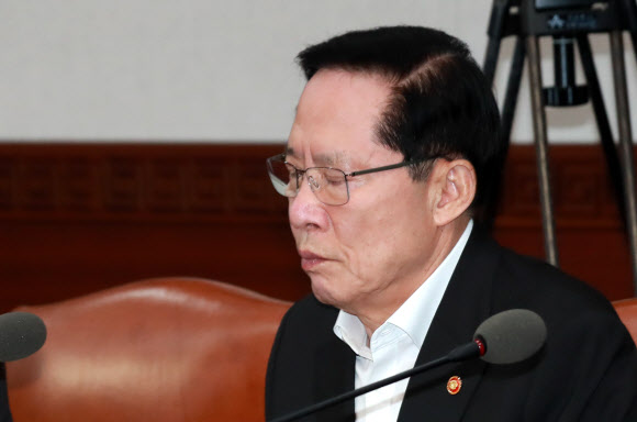 송영무 국방장관이 10일 오전 서울 세종대로 정부서울청사에서 열린 국무회의에 참석해 이낙연 국무총리의 모두 발언을 들으며 생각에 잠겨 있다. 2018.7.10  연합뉴스