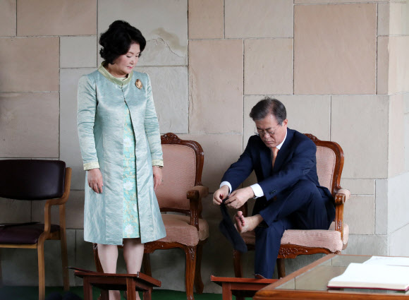 인도를 국빈방문 중인 문재인 대통령이 10일 오전 인도 뉴델리 간디 추모공원을 방문, 양말을 다시 신고 있다. 간디 추모공원은 맨발이나 슬리퍼를 신고 입장이 가능하다. 2018.7.10  연합뉴스