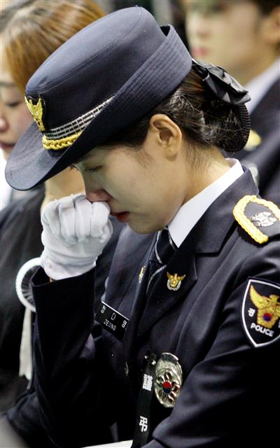 10일 오전 주택에서 난동을 부리던 주민을 제지하다 흉기에 찔려 순직한 고(故) 김선현 경감의 영결식이 열린 경북 영양군민회관에서 동료 경찰관이 눈물을 흘리고 있다. 2018.7.10 뉴스1