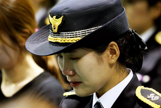 10일 오전 주택에서 난동을 부리던 주민을 제지하다 흉기에 찔려 순직한 고(故) 김선현 경감의 영결식이 열린 경북 영양군민회관에서 동료 경찰관이 눈물을 흘리고 있다. 2018.7.10 뉴스1