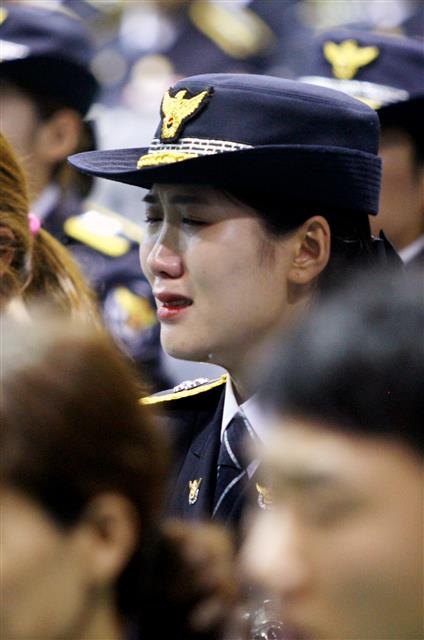 10일 오전 경북 영양군민회관에서 열린 순직한 고(故) 김선현 경감의 영결식에 참석한 경찰관이 눈물을 흘리고 있다. 김 경감은 지난 8일 경북 영양의 한 주택에서 난동을 부리던 주민을 제지하다 흉기에 찔려 숨졌다.  2018.7.10 뉴스1