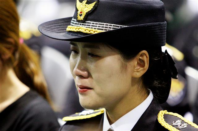 10일 오전 경북 영양군민회관에서 열린 순직한 고(故) 김선현 경감의 영결식에 참석한 경찰관이 눈물을 흘리고 있다. 김 경감은 지난 8일 경북 영양의 한 주택에서 난동을 부리던 주민을 제지하다 흉기에 찔려 숨졌다.  2018.7.10 뉴스1