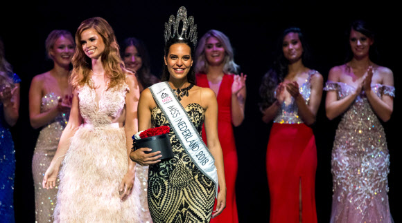 9일(현지시간) 네덜란드 스케브닝겐에서 열린 ‘2018 미스 네덜란드 선발대회’에서 우승을 차지한 Rahima Dirkse가 왕관을 쓰고 포즈를 취하고 있다. EPA 연합뉴스