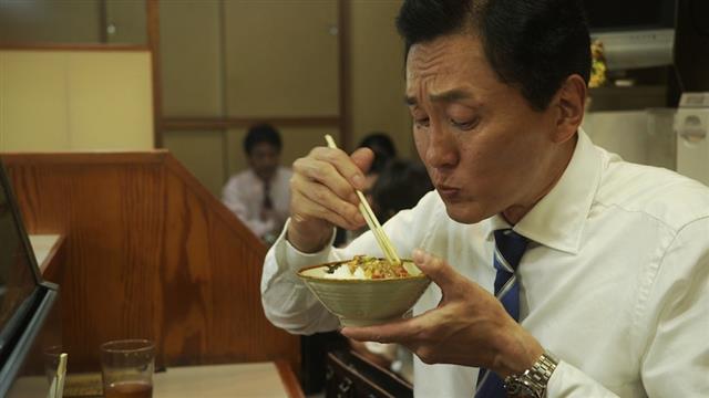 한국뿐만 아니라 전 세계적으로 ‘혼밥’인구가 늘어나고 있는 추세다. 이 때문에 혼밥이 건강에 미치는 영향 등에 대한 연구도 점점 늘어나고 있는 추세다. 만화와 일본TV도쿄에서 방영되고 있는 드라마 ‘고독한 미식가’의 한 장면. 일본 TV도쿄 제공