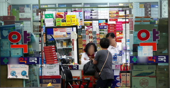 9일 오후 서울 시내의 한 약국에서 처방받은 약을 구입하는 시민들 모습. 연합뉴스