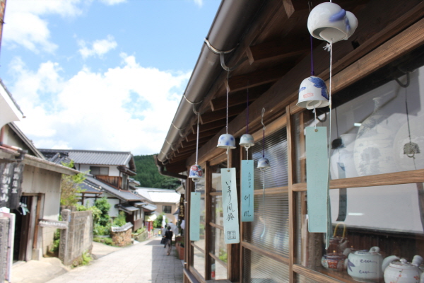 일본 규슈 북서부에 위치한 작은 도시 사가현(佐賀&#30476;)은 일본 도자기 역사의 산실이라고 여겨진다. 조선의 도공들이 대거 유입되며 도자기 전성시대를 맞게 된 사가현은 아리타야키와 이마리야키, 가라쓰야키로 유명하다.