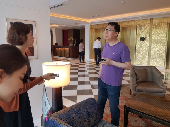 아침 식사를 위해 식당으로 가는 윤영찬 국민소통수석이 고민정 부대변인을 만나 이날 일정에 대해 이야기를 나누고 있다.   청와대 제공