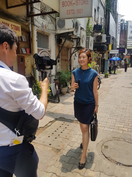 청와대가 11일 페이스북을 통해 문재인 대통령의 인도 국빈방문 B컷을 공개했다. 청와대는 “더운 날씨에도 ‘11시50분 청와대입니다’ 생중계는 꼭! 야외에서 해야한다는 고민정 부대변인!”라고 밝혔다. 청와대 제공