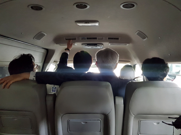 빼곡하게 차를 타고 다음 행선지로 향하는 정책실 직원들.   청와대 제공