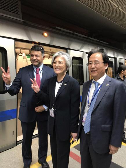 모디총리와 문재인 대통령의 지하철 탑승에 동행한 강경화 외교부 장관과 신봉길 주인도대사.  청와대 제공