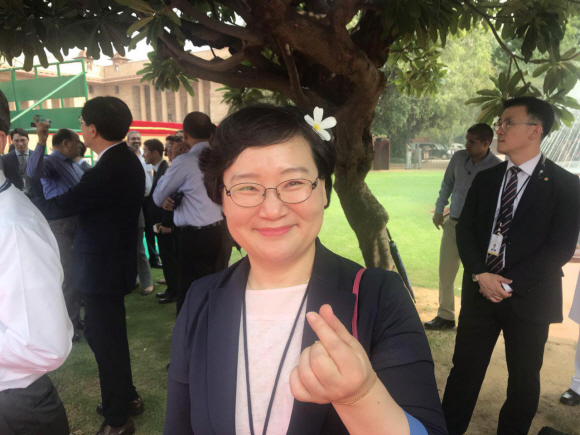 머리에 프리메라 꽃을 꽂은 문미옥 과학기술보좌관.  청와대 제공