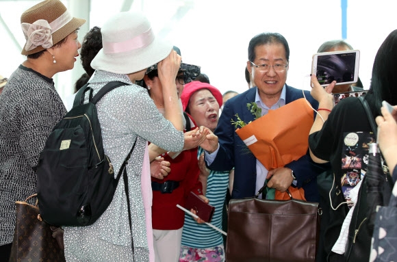 지지자 배웅 속 출국하는 홍준표