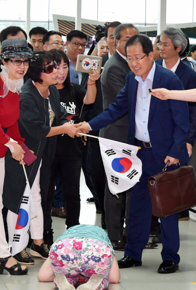 홍준표 전 자유한국당 대표가 11일 오후 인천국제공항을 통해 미국으로 출국 전 지지자들과 인사하고 있다. 2018.7.11. 안주영 기자 jya@seoul.co.kr