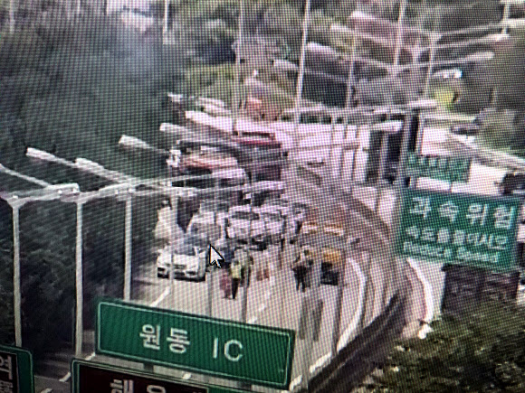 대형 싱크홀에 멈춰선 차량들