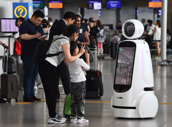 [서울포토] 인천공항에 등장한 안내로봇