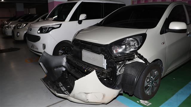 엄마 차로 운전하다 차량 10대 파손