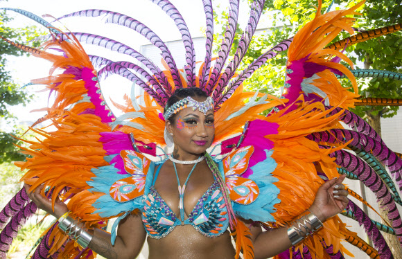 10일(현지시간) 캐나다 토론토 네이탄 필립스 광장에서 열린 ‘2018 토론토 캐리비안 카니발’에서 참가자들이 포즈를 취하고 있다. 신화 연합뉴스