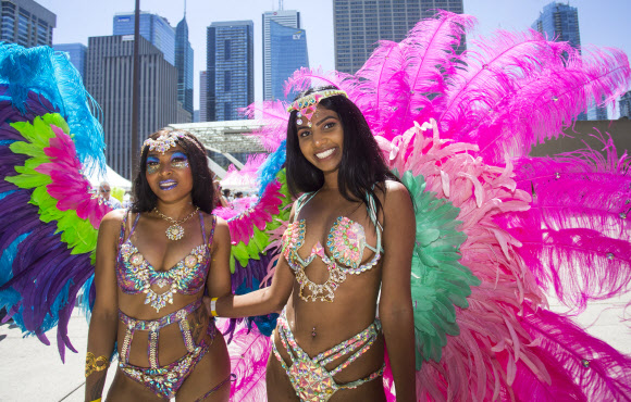 10일(현지시간) 캐나다 토론토 네이탄 필립스 광장에서 열린 ‘2018 토론토 캐리비안 카니발’에서 참가자들이 포즈를 취하고 있다. 신화 연합뉴스