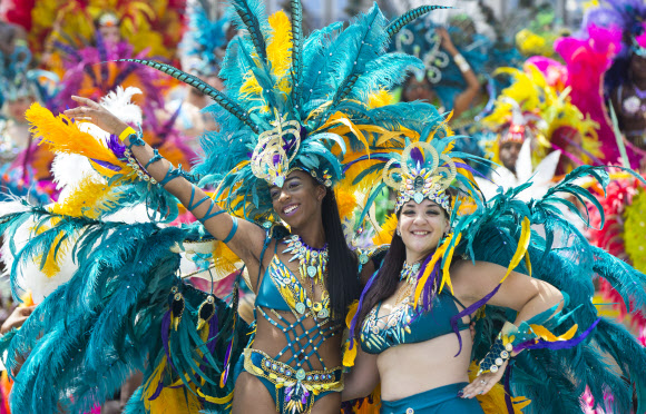 10일(현지시간) 캐나다 토론토 네이탄 필립스 광장에서 열린 ‘2018 토론토 캐리비안 카니발’에서 참가자들이 포즈를 취하고 있다. 신화 연합뉴스