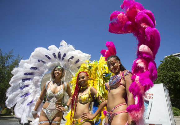 10일(현지시간) 캐나다 토론토 네이탄 필립스 광장에서 열린 ‘2018 토론토 캐리비안 카니발’에서 참가자들이 포즈를 취하고 있다. 신화 연합뉴스