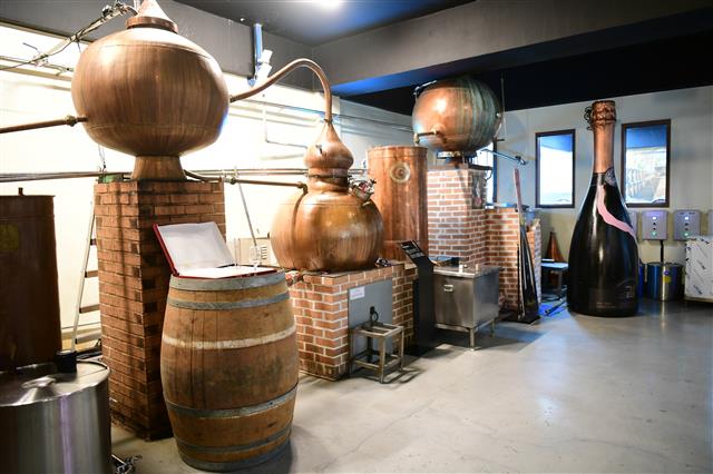 오미자 와인을 제조하는 경북 문경 오미나라 내부 증류실의 모습.